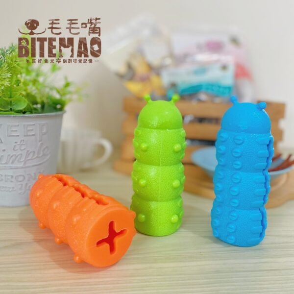 original-74.jpg 胖Q毛毛蟲 底部十字開口 夾住長條零食的特寫